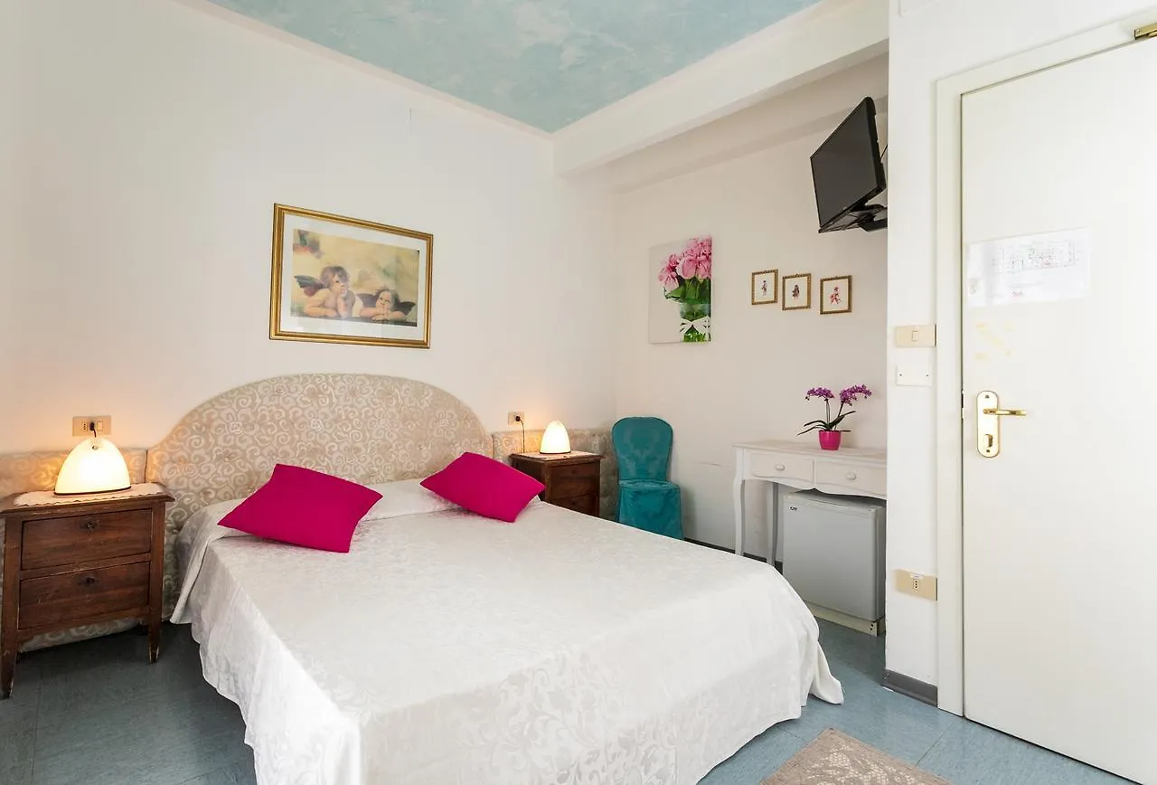 Hotel Elpiro Lido di Jesolo 4*,  Italy
