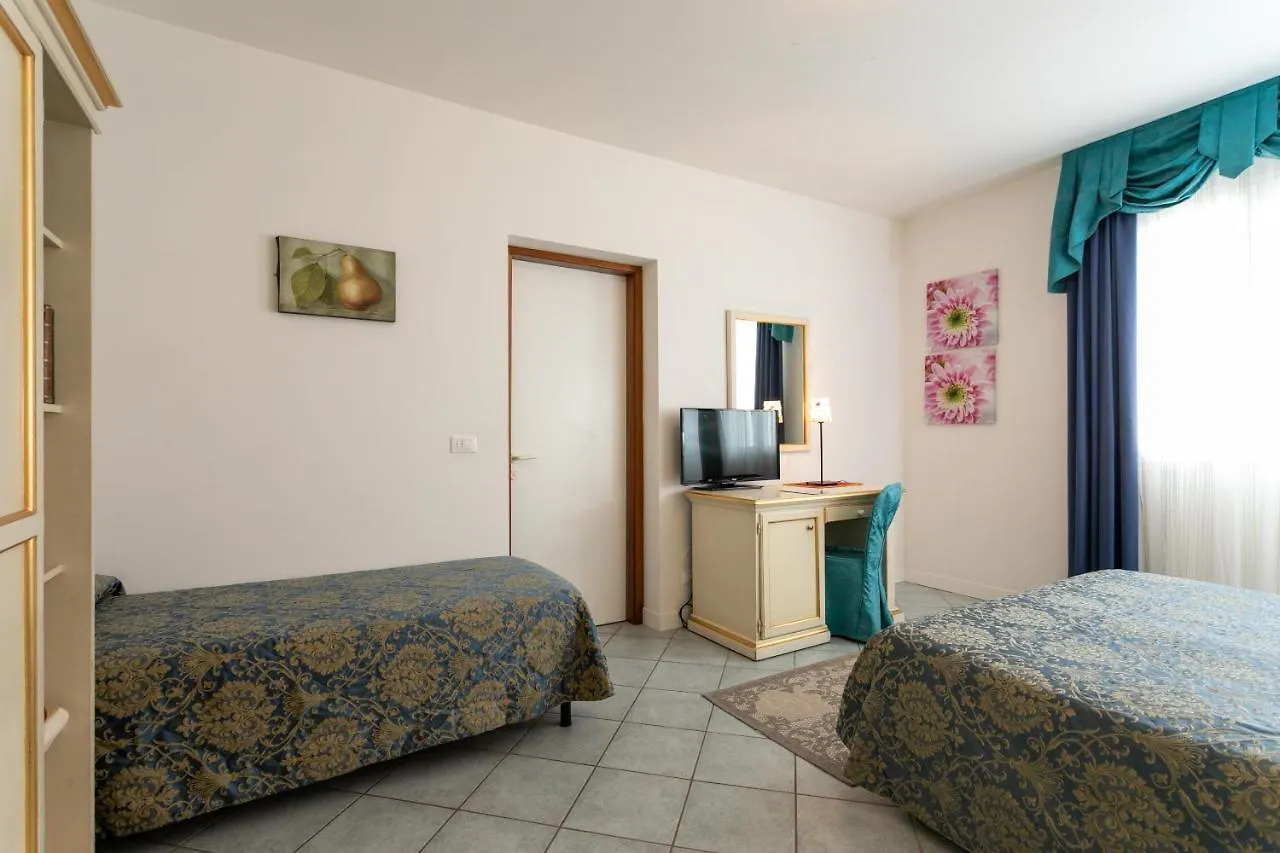 Hotel Elpiro Lido di Jesolo 4*,  Italy